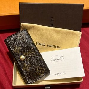 $2️⃣8️⃣0️⃣Authentic Louis Vuitton 4 key holder